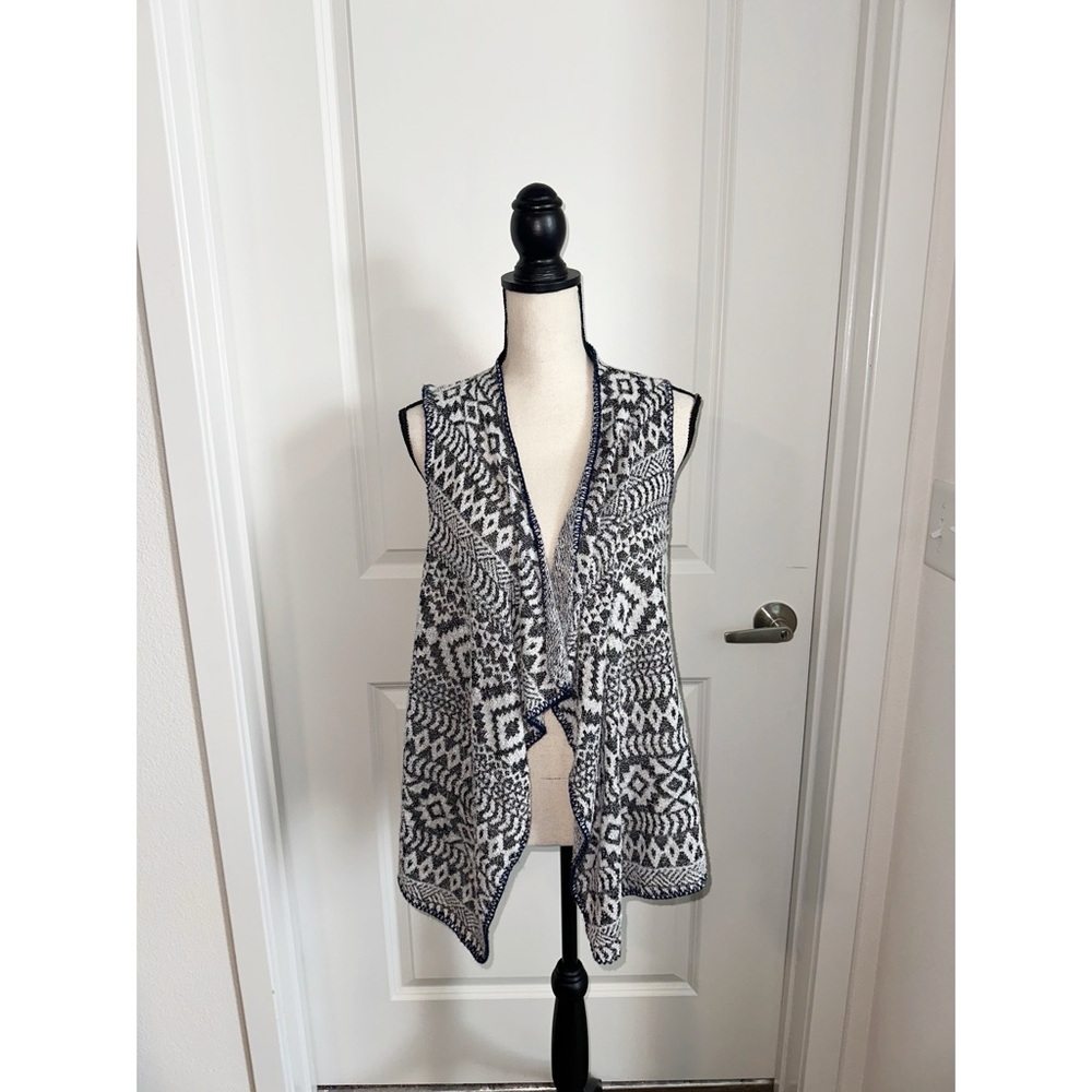 Knox Rose Black and White Tribal Print Cardigan Vest Sweater